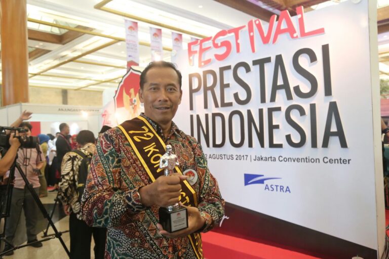 UMM Peroleh Penghargaan Ikon Prestasi Indonesia dari Presiden Jokowi