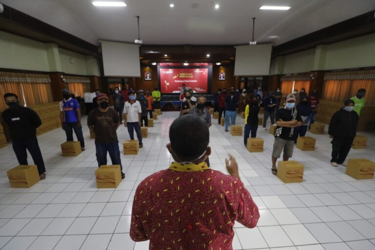 UMM Salurkan Ribuan Paket Sembako