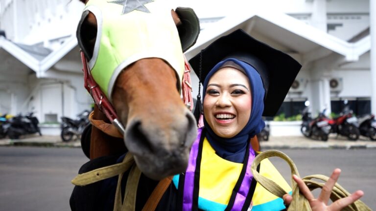 Unik, Wisudawan UMM Ini Hadiri Wisuda dengan Naik Kuda dan Dokar