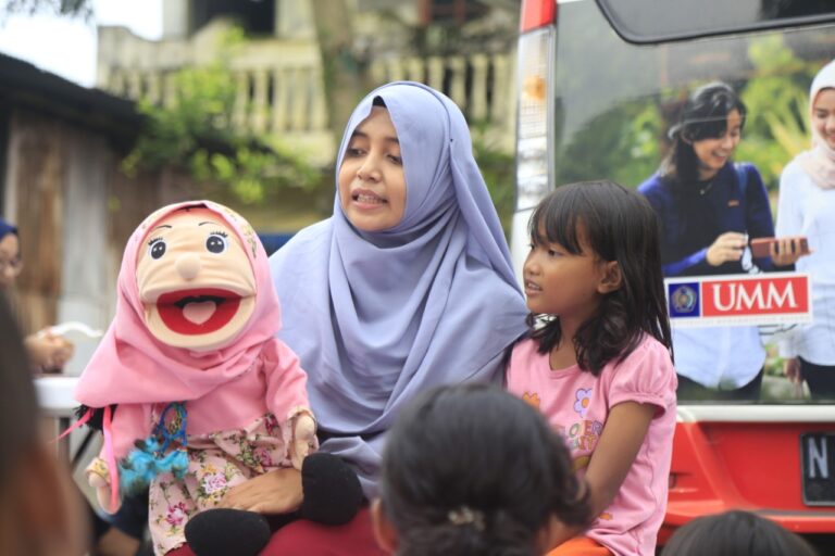 Ventriloquist, Cara Efektif Mobil KaCa UMM Berkomunikasi dengan Anak-Anak