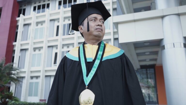 Wisudawan Terbaik UMM Ini Lahirkan Puluhan Buku