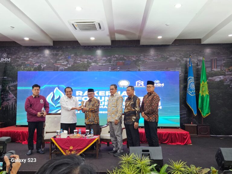 Prof. Dr. Abdul Mu’ti Terima Penghargaan dari Forum Rektor Kampus Muhammadiyah/Aisyiyah