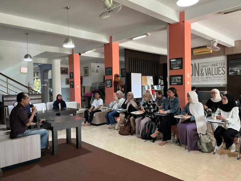 RBC UMM Rayakan Bulan Bahasa Lewat Kelas Menulis Bersama Kalis Mardiasih