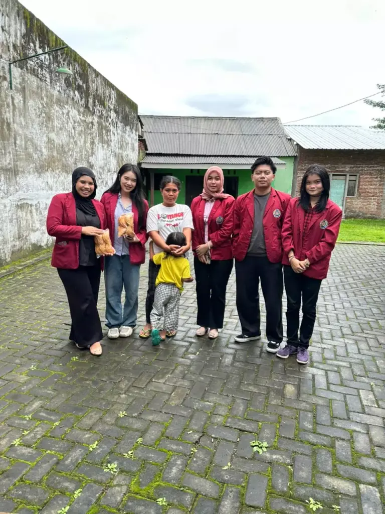Ajak Usaha Rumahan Lebih Aman, Mahasiswa FH UMM Sosialisasikan SPP-IRT Kepada Pengolah Pangsit Abon di Pakisaji