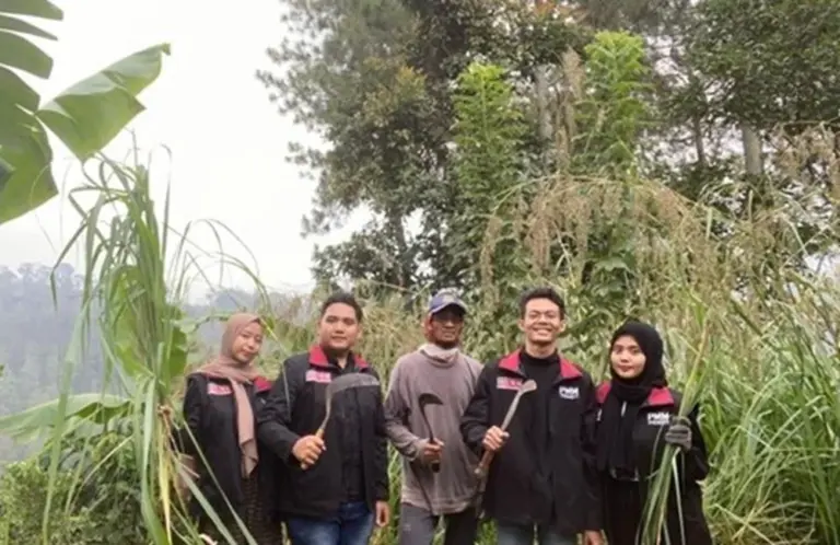 Beri Edukasi Warga, Mahasiswa UMM Sulap Limbah Sereh Jadi Karbol