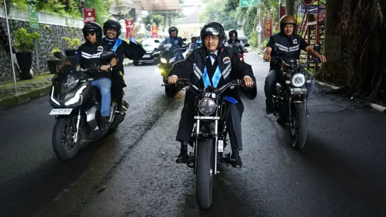 Gaul, 3 Guru Besar Baru UMM Diarak Pakai Moge saat Pengukuhan