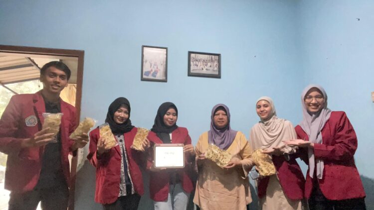 Lewat Mahasiswa Fakultas Hukum UMM Melakukan Sosialisasi SPP-IRT, UMKM Peyek Untuk Mendorong Penigkatkan Kualitas dan Keamanan Produk