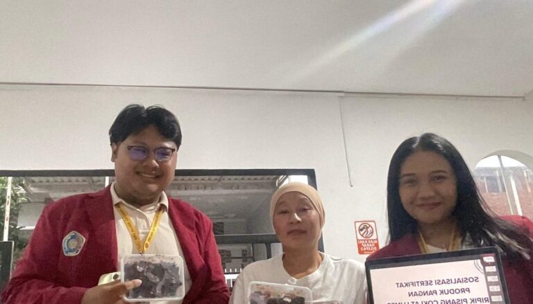 Mahasiswa Fakultas Hukum UMM Sosialisasi SPP-IRT Pengusaha Kripik Pisang Coklat Lumer