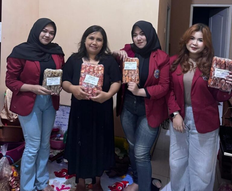 Mahasiswa Hukum UMM Gelar Sosialisasi SPP-IRT untuk Pelaku Usaha Rumahan di Merjosari