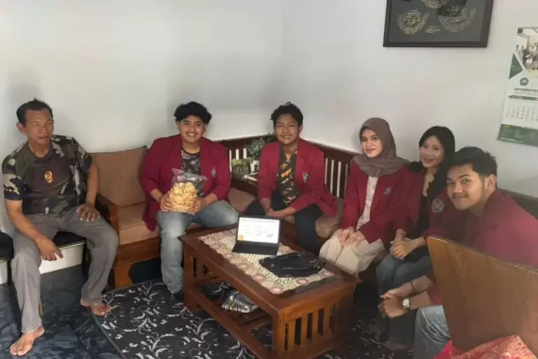 Mahasiswa UMM Gelar Sosialisasi SPP IRT untuk UMKM Keripik Singkong