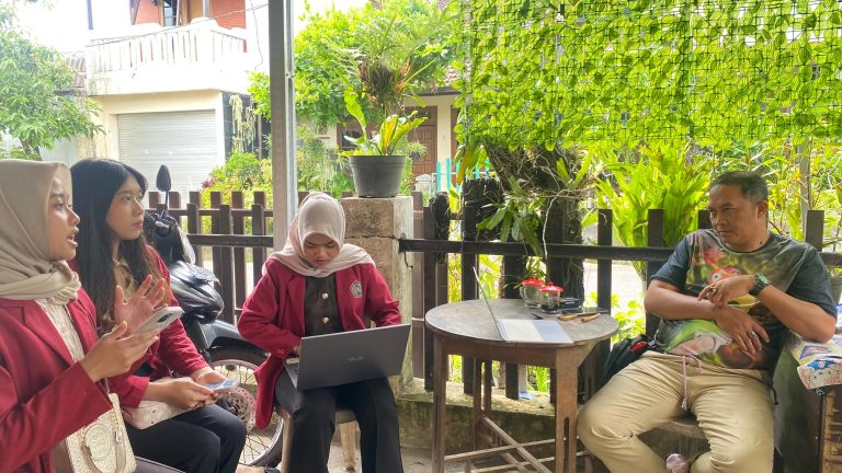 Mahasiswi Fakultas Hukum Universitas Muhammadiyah Malang Gelar Sosialisasi Terkait SPP-IRT kepada UMKM Tahun 2025