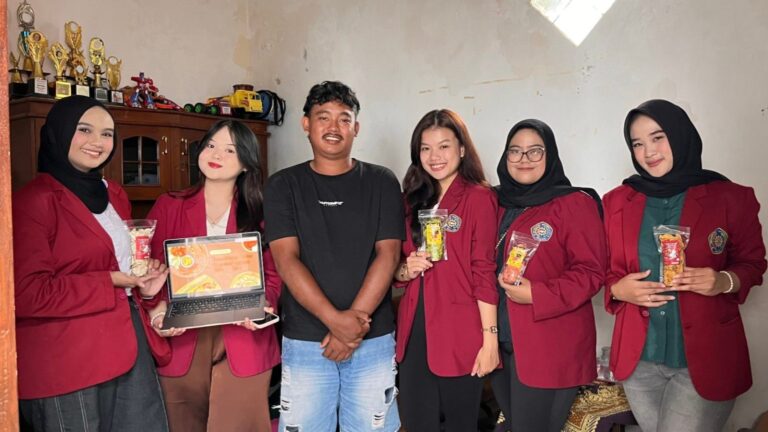 Wujudkan Legalitas dan Keamanan Pangan, Mahasiswi FH UMM Gelar Sosialisasi SPP-IRT untuk Pelaku UMKM Basreng