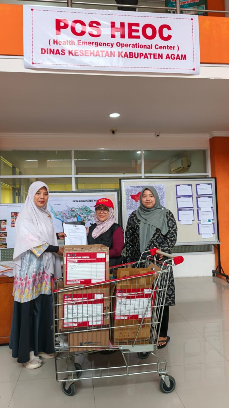 FK UMM Serahkan Ribuan Obat kepada Dinkes Agam untuk Penanganan Pasca Banjir