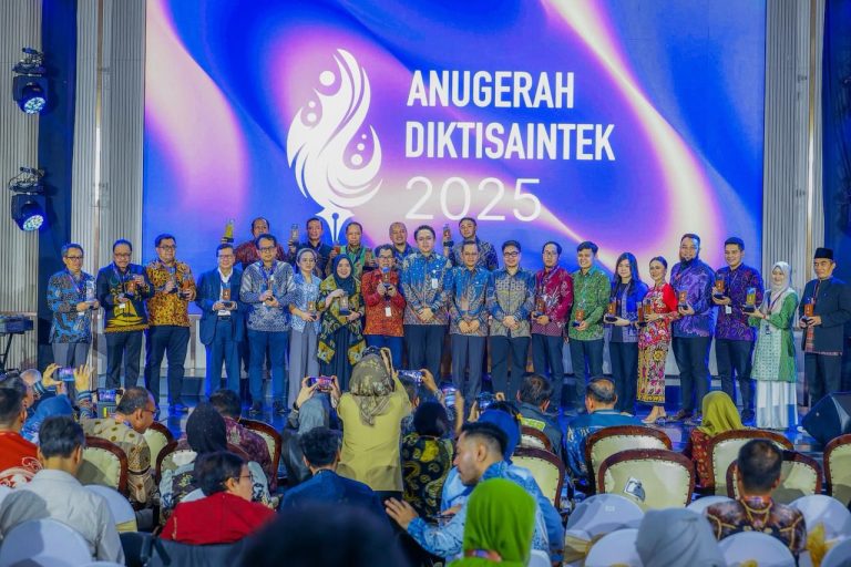 Humas UMM Bawa Pulang Dua Penghargaan Anugerah Diktisaintek 2025