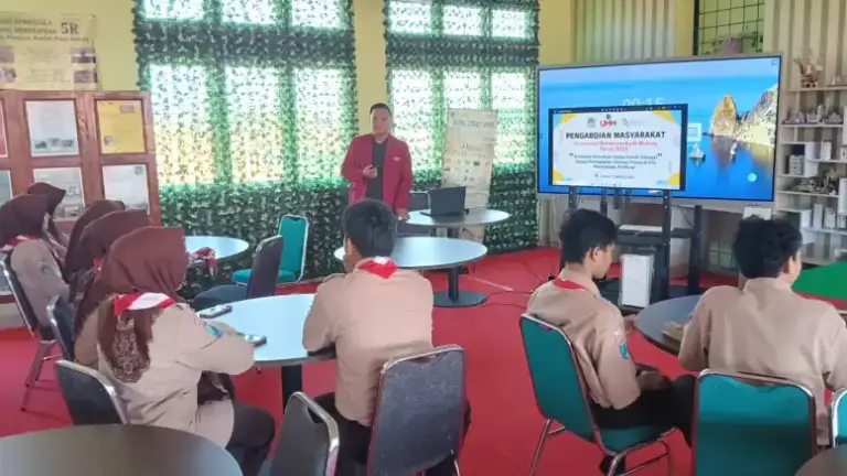 Mahasiswa Universitas Muhammadiyah Malang Gelar Pelatihan Penulisan Esai di Lamongan