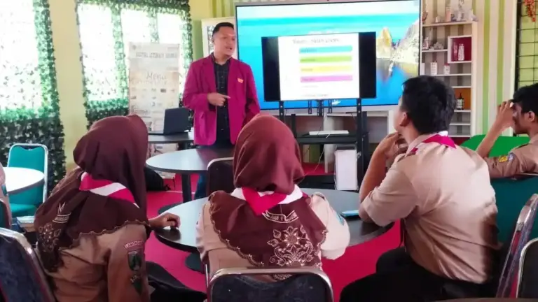Mahasiswa Universitas Muhammadiyah Malang Gelar Pelatihan Penulisan Esai di Lamongan