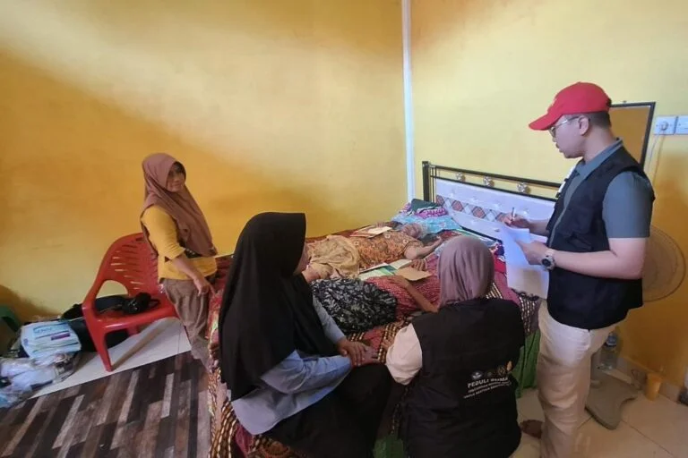 Pasca Banjir Banyak Penyintas Stres: Dokter Muda FK UMM Lakukan Psikososial