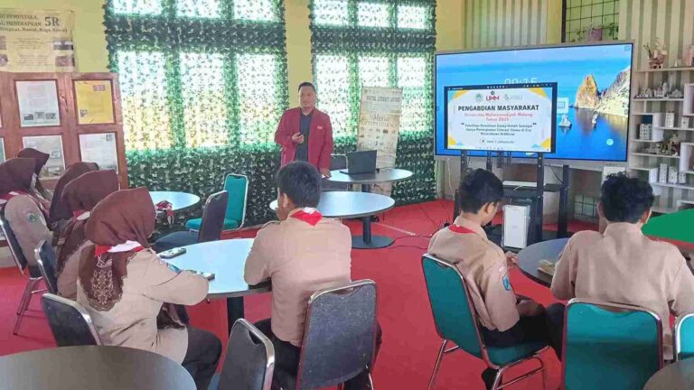 Tingkatkan Literasi Siswa, Mahasiswa UMM Gelar Pelatihan Penulisan Esai Berbasis AI di MAN 1 Lamongan