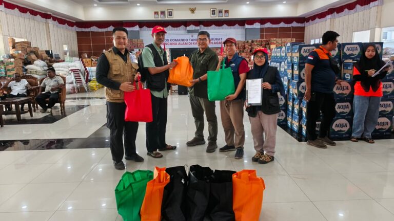 UMM Salurkan Hygiene Kit untuk Penyintas Banjir dan Longsor di Kabupaten Agam