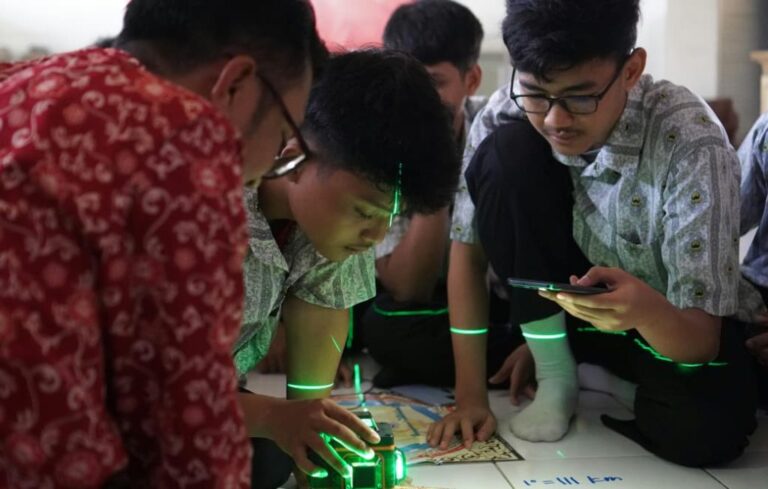 Baca Arah Kiblat dengan Kompas Laser, Siswa Smamita Padukan Ilmu Sains dan Ibadah