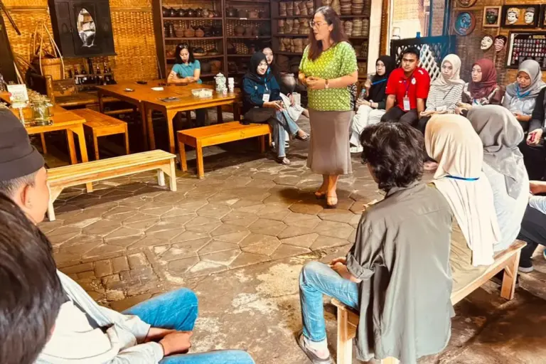 Dari Pawon ke Penyiaran Budaya: Mahasiswa KKN Tematik UMM Rawat Ruang Tradisi dan Sinau Broadcasting di Kampung Budaya Polowijen