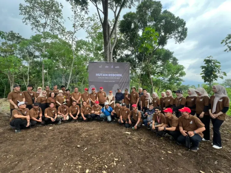 “Hutan Reborn” Rayz UMM Hotel Tanam Bibit Pohon Kopi Hingga Pisang