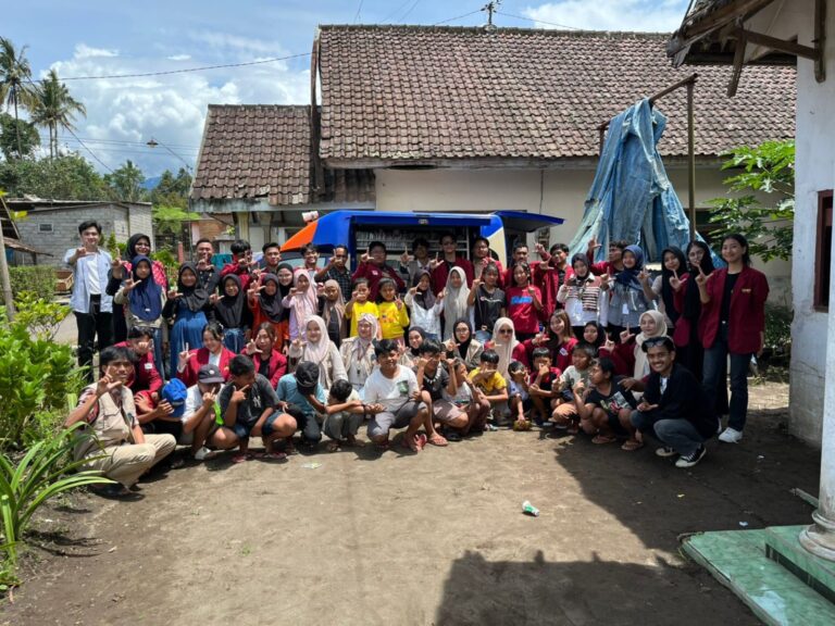 Ketika ‘Mobil Terbang’ Mendarat di Dusun Paras, Literasi Anak Tumbuh bersama Republik Gubuk