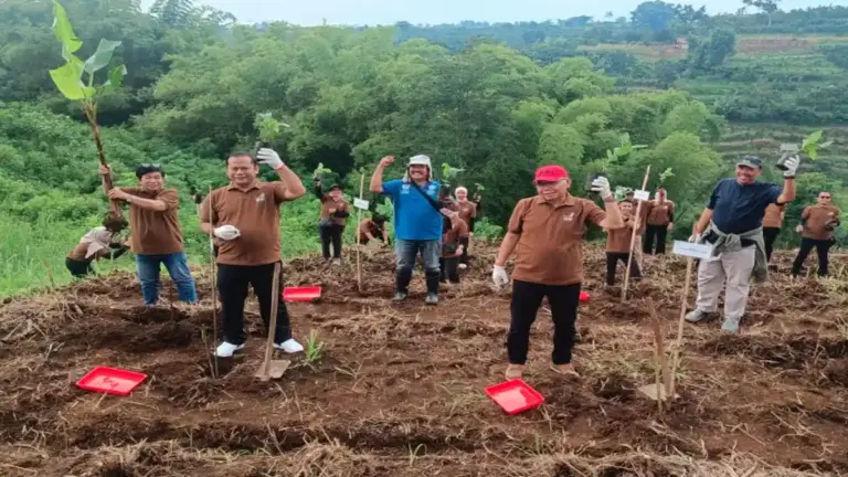 Rayz UMM Hotel Pilih Tanam Pohon Demi Selamatkan Bumi di Hari Anniversary ke-6 Tahun