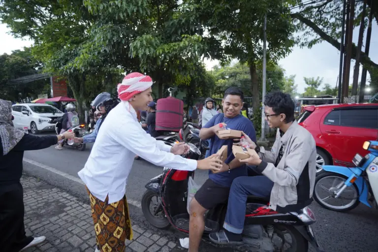 KH Ahmad Dahlan “Hadir” di Taman Merjosari, NgabubuRead UMM Ubah Ngabuburit Jadi Ajang Literasi dan Aksi Sosial