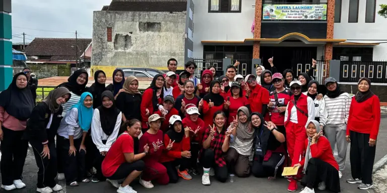KKN Tematik UMM 2025 Buka Lahan Karang Kitri dan Bikin Atap Gazebo di Kampung Budaya Polowijen