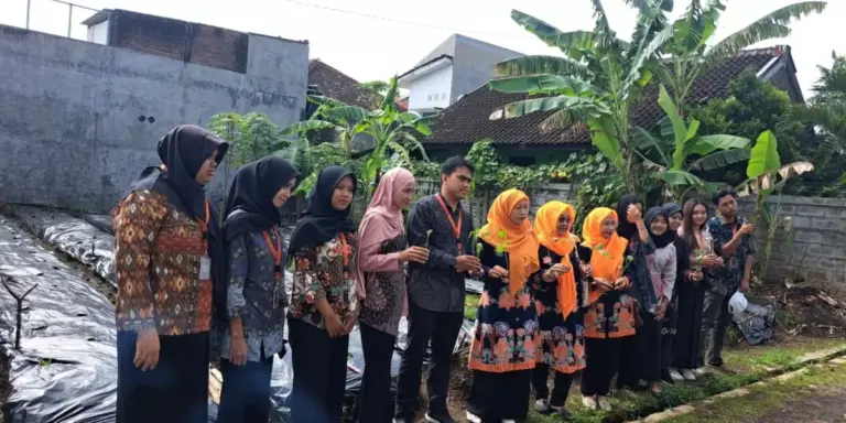 KKN Tematik UMM Luncurkan KRPL Karang Kitri dan Toga RW 2 Polowijen dalam Festival Kampung Budaya Polowijen #9