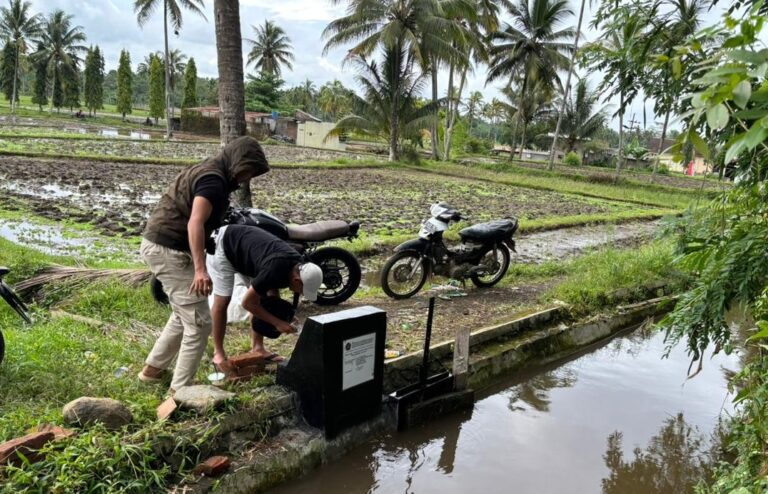 KKN UMM Bangun Pintu Irigasi di Desa Jambangan, Distribusi Air Sawah Lebih Tertata