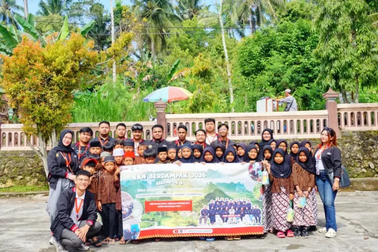 Mahasiswa KKN UMM 2026 Mengajar di SDN 03 Argotirto, Dorong Motivasi Belajar Siswa