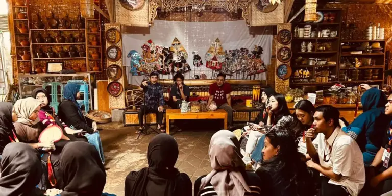 Mahasiswa KKN UMM Dalami Teknik Penulisan Berita Budaya Bersama Abdul Malik