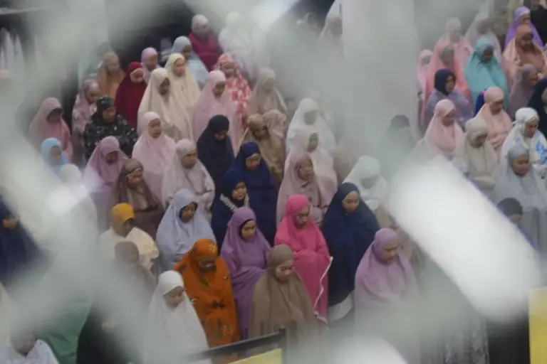 Muhammadiyah Gelar Tarawih Perdana, Jemaah Padati Masjid di Kota Malang