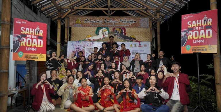 Padukan Tradisi dan Religi, SOTR UMM Hadirkan Penari Topeng Malangan di Kampung Polowijen