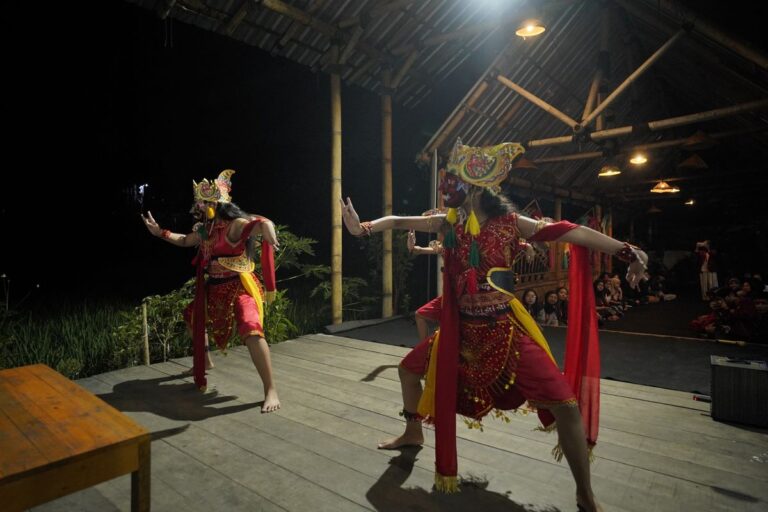 Saat Penari Topeng Malangan Keliling Kampung Bangunkan Warga untuk Sahur…