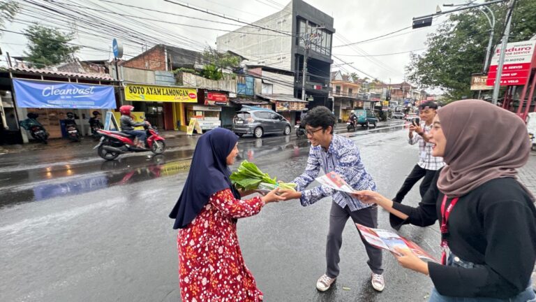 Takjil Ramadan Antimainstream, Agribisnis UMM Tebar Ratusan Paket Sayur ke Pengguna Jalan