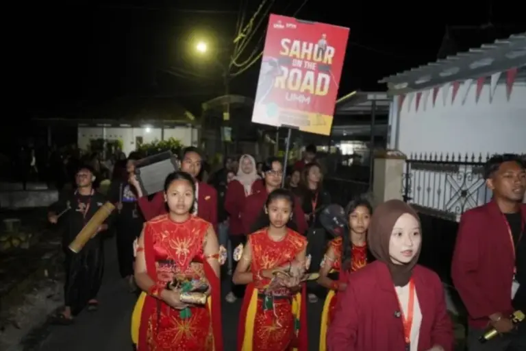 Unik dan Kreatif! KKN UMM Kolaborasikan Patrol Sahur dengan Kesenian Tradisional di Kampung Budaya Polowijen