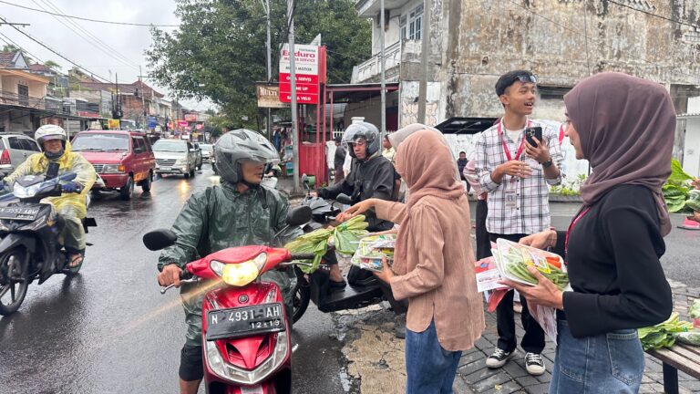 Unik! Bagi Takjil Ramadan, Agribisnis Bagikan Sayur Mayur ke Pengguna Jalan
