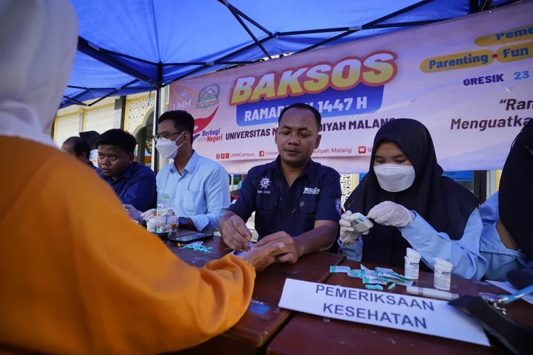 Bakti Sosial UMM Meriahkan Ramadan Warga Bungah Gresik