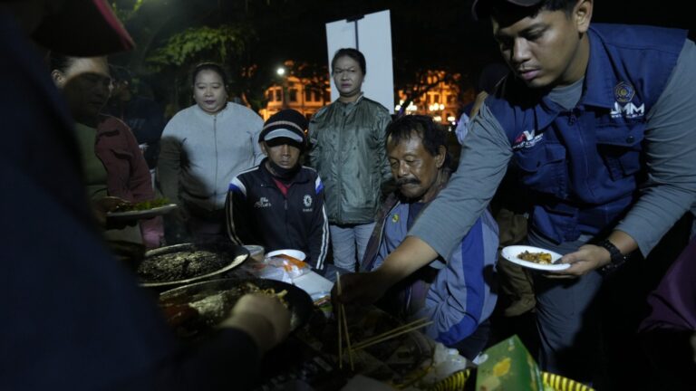 Komunitas Motor UMM Nikmati Sahur Bersama Tunawisma