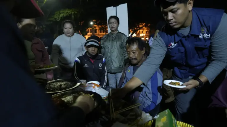 Lewat Sahur On The Road, UMM Ajak Tunawisma Nikmati Sahur dan Barbeque di Pinggir Jalan