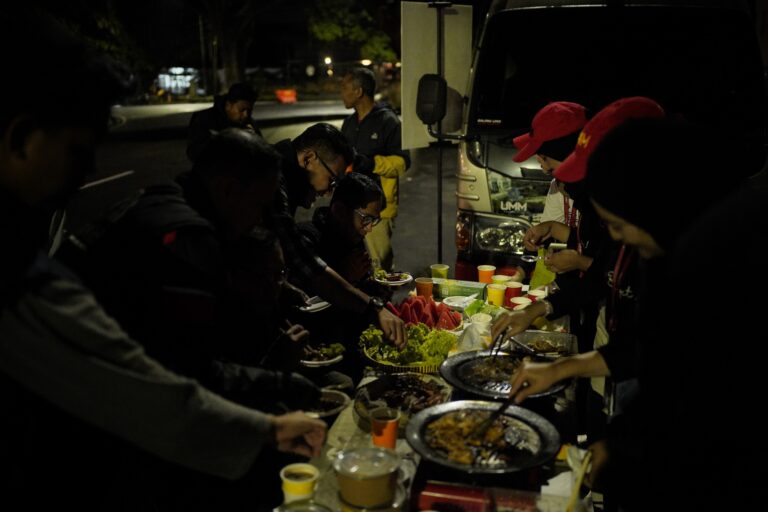 Lewat Sahur On The Road, UMM Ajak Tunawisma Nikmati Sahur dan Barbeque di Pinggir Jalan
