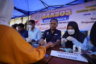 UMM Baksos Ramadan di Bungah Gresik, Layanan Kesehatan hingga Literasi Anak