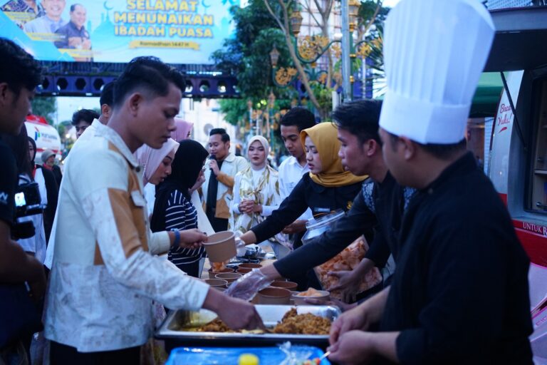 UMM Padukan Literasi, Batik Ecoprint, hingga Live Cooking dalam Ngabuburit Seru di Kayutangan