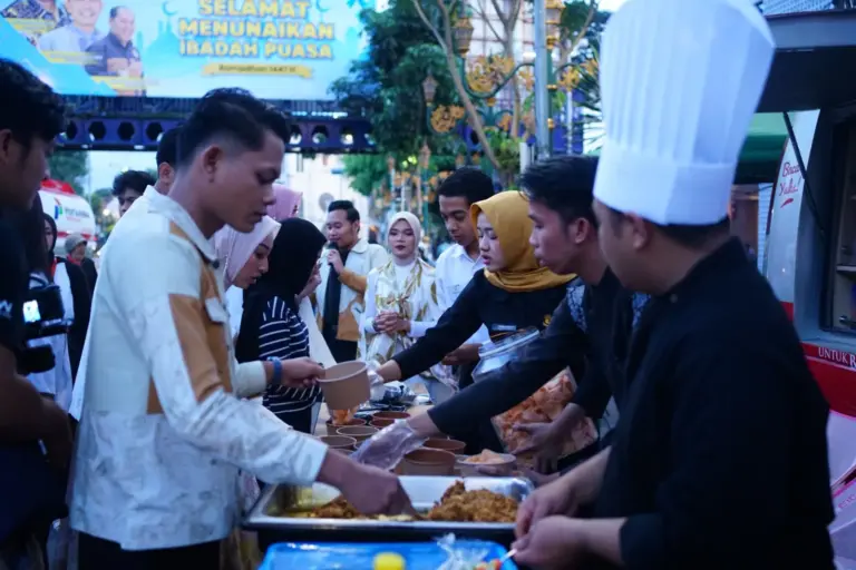 UMM Padukan Literasi, Batik Ecoprint, hingga Live Cooking dalam Ngabuburit Seru di Kayutangan