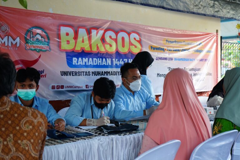 Bakti Sosial Ramadan UMM di Gondanglegi, Ratusan Paket Sembako dan Layanan Kesehatan Dibagikan
