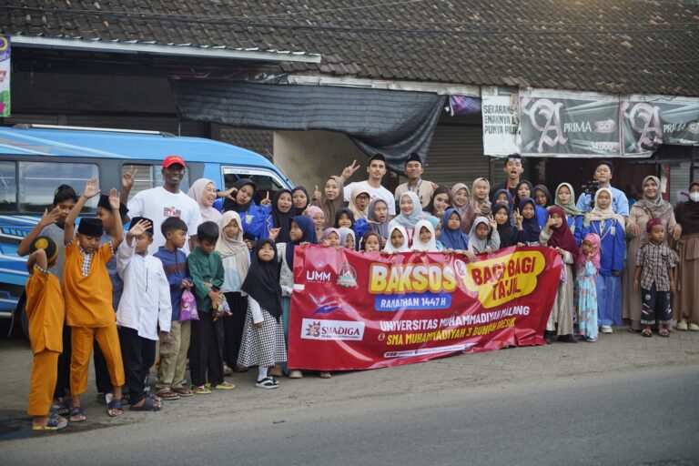 Bukan Gorengan! Aksi Mahasiswa Asing UMM Bagikan Takjil Buah Bikin Warga Gresik Antusias