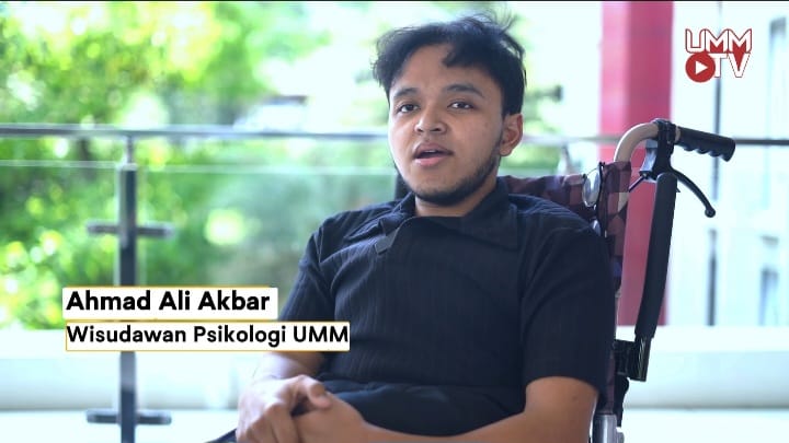 Bukti Nyata Kampus Inklusif, UMM Antarkan Mahasiswa Berkursi Roda Lulus dengan Deretan Prestasi
